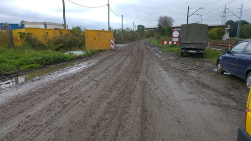 OŚWIĘCIM. Droga tonie w błocie, a mieszkańcy są zrozpaczeni... Wykonawca się tłumaczy i zapowiada poprawę