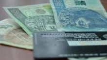 Oświęcim. Dzielnicowy ustalił sprawców, którzy wykorzystali karty bankomatowe, zgubione przez mieszkankę Oświęcimia