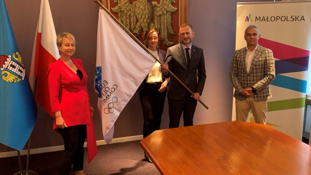 Oświęcim. Flaga igrzysk europejskich przekazana miastu Oświęcim