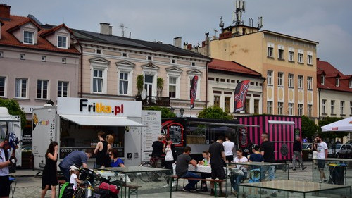 OŚWIĘCIM. Food truck&#039;i stanęły na oświęcimskim rynku. Było smacznie! - ZDJĘCIA