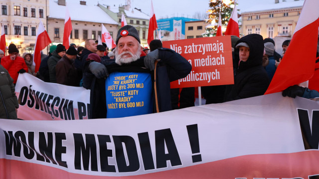 OŚWIĘCIM. Fotorelacja z protestu na Rynku Głównym „Wolni ludzie, wolne media, wolne sądy!”