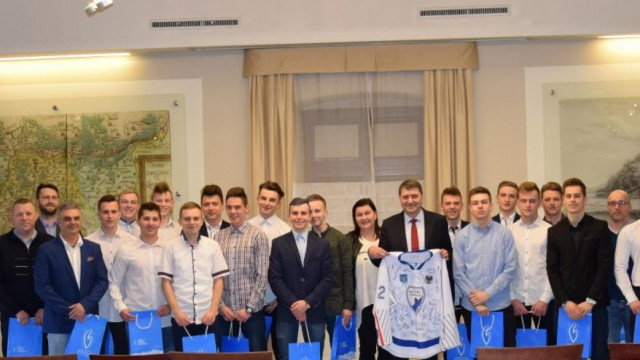 Oświęcim. Hokejowi mistrzowie Polski juniorów spotkali się z prezydentem Oświęcimia