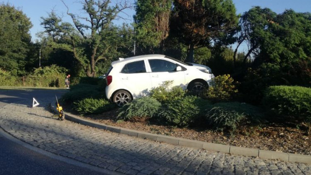 OŚWIĘCIM. Kierowca pomylił gaz z hamulcem, wjechał w rondo