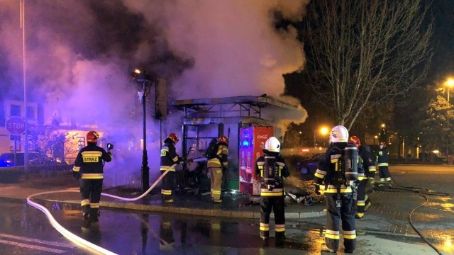 OŚWIĘCIM. Kiosk z gazetami spłonął doszczętnie. Ogień rozprzestrzenił się ze śmietnika