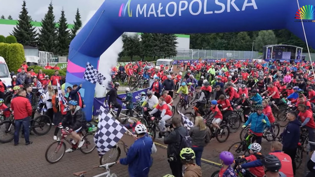 OŚWIĘCIM. Komplet rowerzystów podczas Małopolska Tour 2022