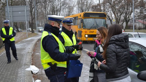 OŚWIĘCIM. Mikołajkowy patrol drogówki. Rózgi dla piratów, lizaki dla jeżdżących prawidłowo - ZDJĘCIA