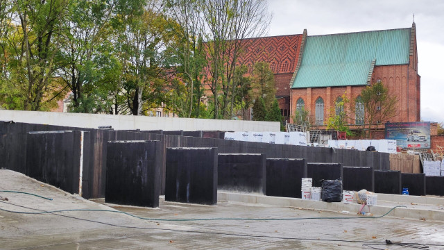 OŚWIĘCIM. Na bulwarach już widać bryłę parkingu podziemnego