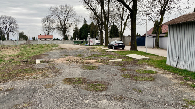 OŚWIĘCIM. Parking przy cmentarzu parafialnym woła o pomstę do nieba!