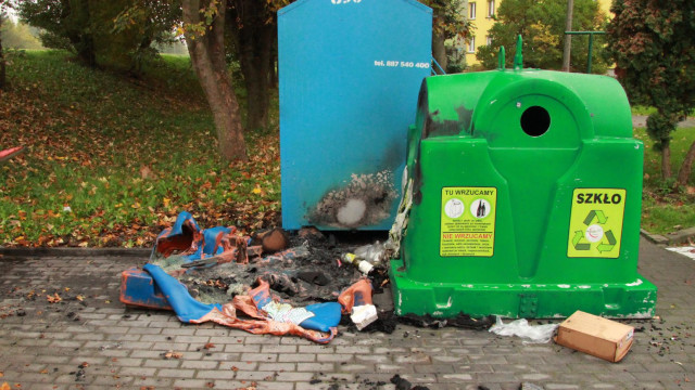 OŚWIĘCIM. Piroman spalił kosze i pojemniki na odpady za 14 tys. zł