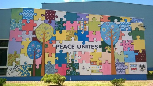 OŚWIĘCIM. Pokój łączy młodych Polaków i Niemców – mural z kolorowych puzzli na ścianie &quot;Chemika&quot;