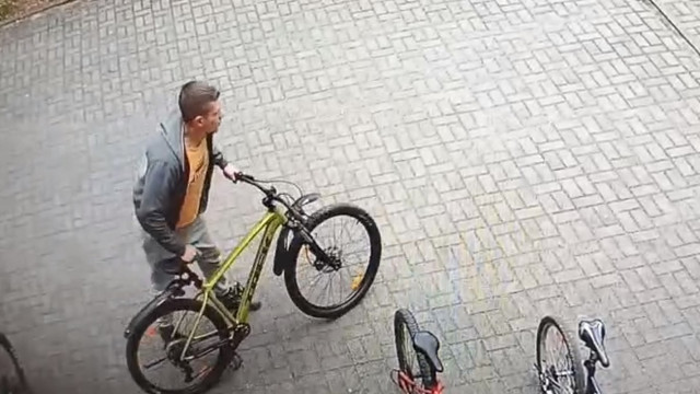 Oświęcim: Policja poszukuje sprawcy kradzieży roweru. Rozpoznajesz tego mężczyznę?