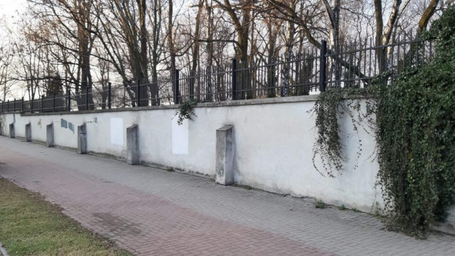Oświęcim. Policja zatrzymała sprawców, którzy namalowali faszystowskie napisy na murze cmentarza żydowskiego