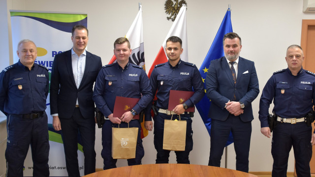 OŚWIĘCIM. Policjanci Oskar Sulik i Dominik Seremak otrzymali podziękowania za uratowanie życia