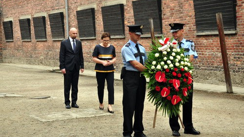 OŚWIĘCIM. Premier Ewa Kopacz złożyła kwiaty pod Ścianą Śmierci - FOTO