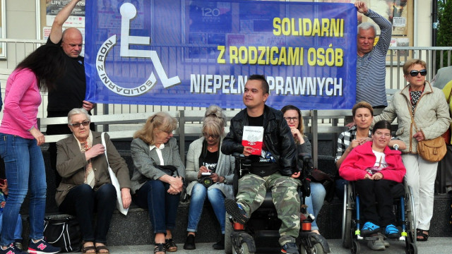 OŚWIĘCIM. Protest niepełnosprawnych przed OCK