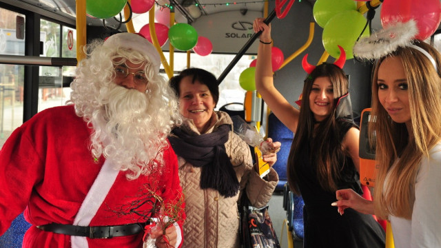 OŚWIĘCIM. Święty Mikołaj, diablica i aniołek zadbali o pasażerów miejskiego autobusu