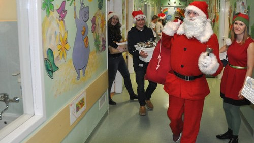 OŚWIĘCIM. Święty Mikołaj z liczną świtą wylądował w Szpitalu Powiatowym - ZDJĘCIA