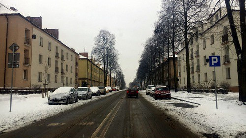 OŚWIĘCIM. Ulica Słowackiego już przejezdna po przebudowie. Widać niewiele, bo sypnęło śniegiem - ZDJĘCIA
