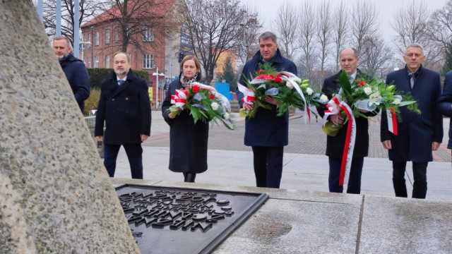 Oświęcim. W 43. rocznicę stanu wojennego złożono kwiaty i zapalono znicze