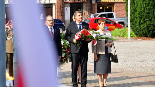 OŚWIĘCIM. W godzinę „W” złożyli kwiaty na Grobie Nieznanego Żołnierza – FOTORELACJA, FILM
