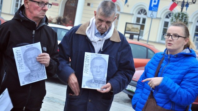 OŚWIĘCIM. Zapalili znicze w pierwszą rocznicę samospalenia śp. Piotra Szczęsnego