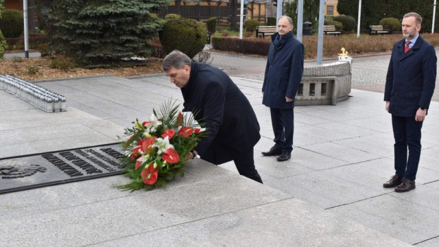 Oświęcim. Złożono kwiaty jako wyraz pamięci o ofiarach katastrofy pod Smoleńskiem