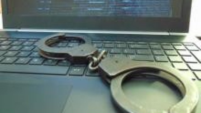Oświęcimscy policjanci ścigają oszustów internetowych. Podają również cenne wskazówki, dzięki którym można uniknąć kłopotów.