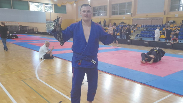 Oświęcimski policjant Wojciech Mazur zdobył dwa złote i dwa srebrne medale na II Mistrzostwach Polski Służb Mundurowych w brazylijskim Ju-Jitsu – FOTO!