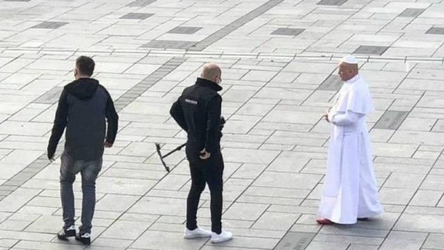 Papież wrócił do Wadowic? Biała postać przechadzała się po rynku