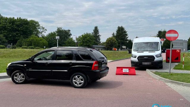 Parking na wjeździe na lądowisko – FOTO