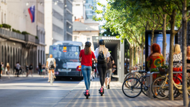 Piesi, rowerzyści i transport publiczny – priorytety miejskiej mobilności