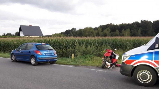 Pijany motorowerzysta uderzył w samochód