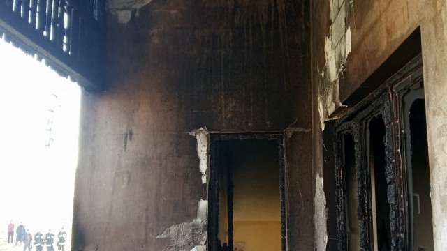 PIOTROWICE. Budynek mieszkalny stanął w płomieniach. Z ogniem walczyło 26 strażaków