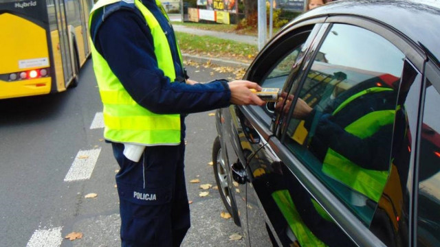 Pirat drogowy bez uprawnień i kierowca na podwójnym gazie