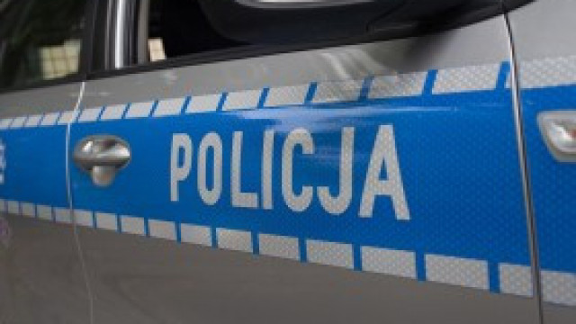Po alkoholu, z zakazem i cofniętymi uprawnieniami do kierowania wpadła przekraczając prędkość