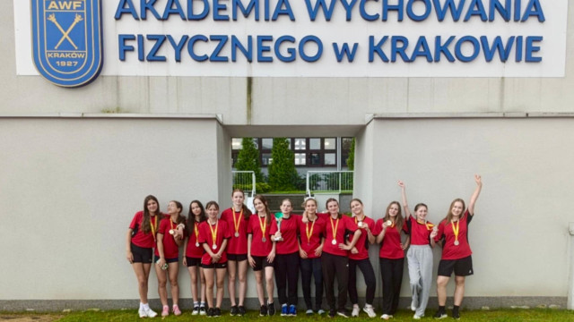 Pod Wawelem kęczanki w blasku srebra – FOTO