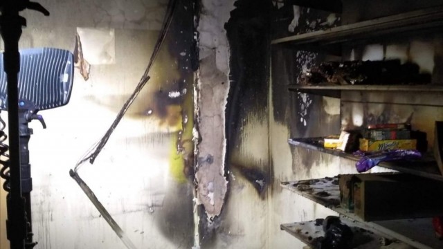 Podpalenie sklepu Żabka w Oświęcimiu. W akcji cztery zastępy straży pożarnej