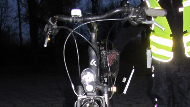 Policjanci interweniując wobec mężczyzny śpiącego na przystanku odnaleźli przy nim skradziony rower