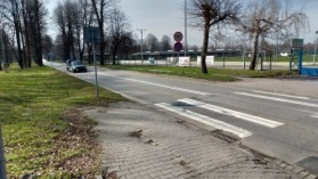 Policjanci nadal poszukują sprawcy potrącenia rowerzystki na Sobieskiego w Kętach