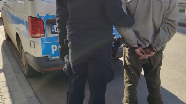 Policjanci namierzyli trzech złodziei oraz dwóch poszukiwanych