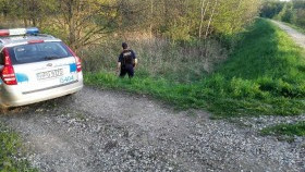 Policjanci,  w zaroślach wałów przeciwpowodziowych, odnaleźli  zaginioną seniorkę