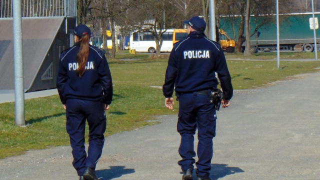 Policjanci wciąż pilnują przestrzegania zaleceń epidemicznych