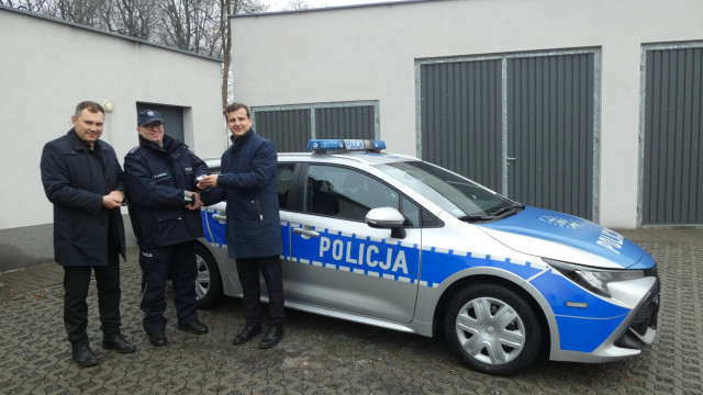 Policjanci z Brzeszcz z nowym radiowozem - InfoBrzeszcze.pl