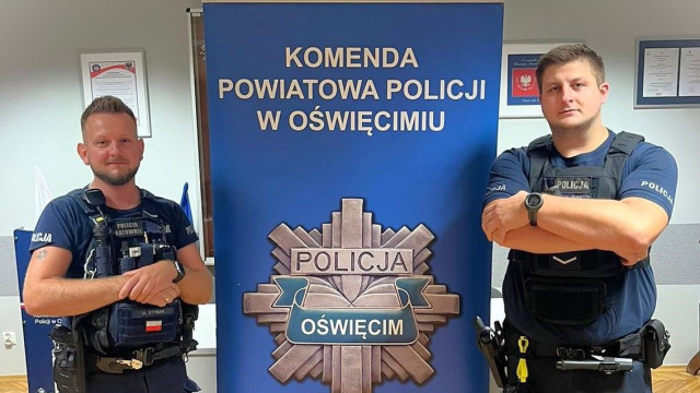 Policjanci z Oświęcimia ratują życie mężczyzny, który dokonał samookaleczenia