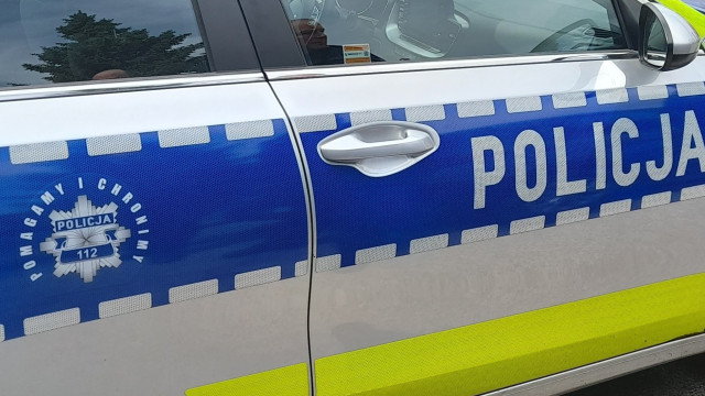 Policjanci zwrócili młodej pływaczce portfelik, który zgubiła na pikniku w Oświęcimiu