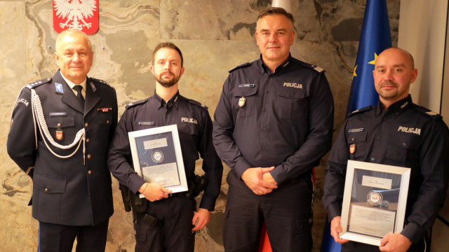 Policyjny ,,Spider-man” i jego ,,pomocnik” otrzymali gratulacje od Komendanta Wojewódzkiego Policji
