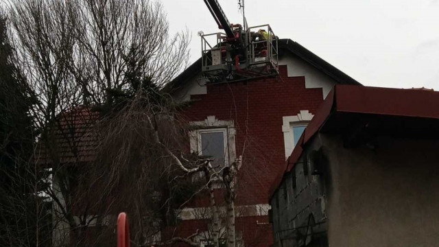 Ponad 40 strażaków gasiło pożar poddasza