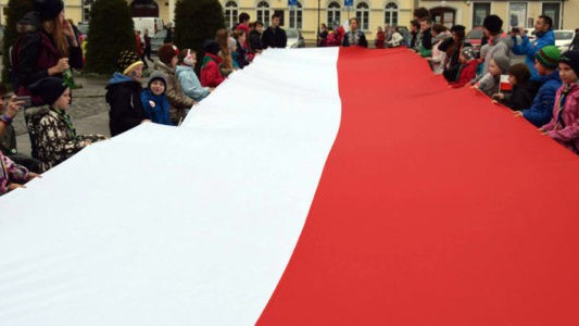 Ponieś wielką flagę Polski