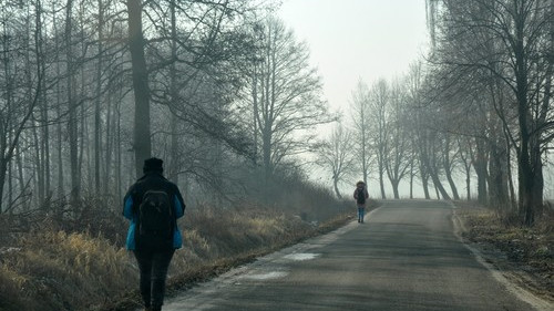 PORĘBA WIELKA. Ciemno na niebezpiecznym odcinku drogi. Piesi muszą się mieć na baczności - ZDJĘCIA