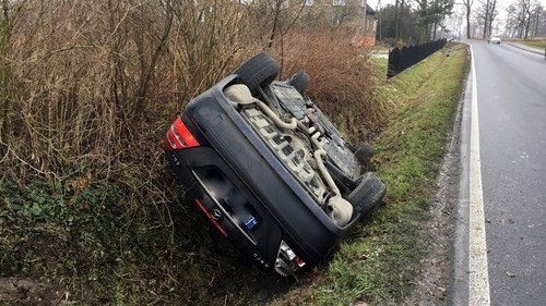 PORĘBA WIELKA. Dachowanie mercedesa. Pojazd prowadził młody kierowca - ZDJĘCIA